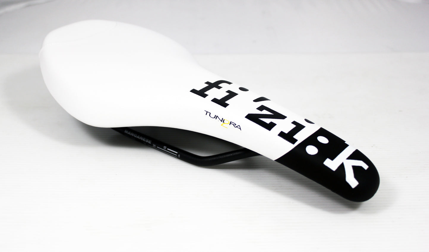 Fizik Tundra 2 Kium Rail Saddle White / Black