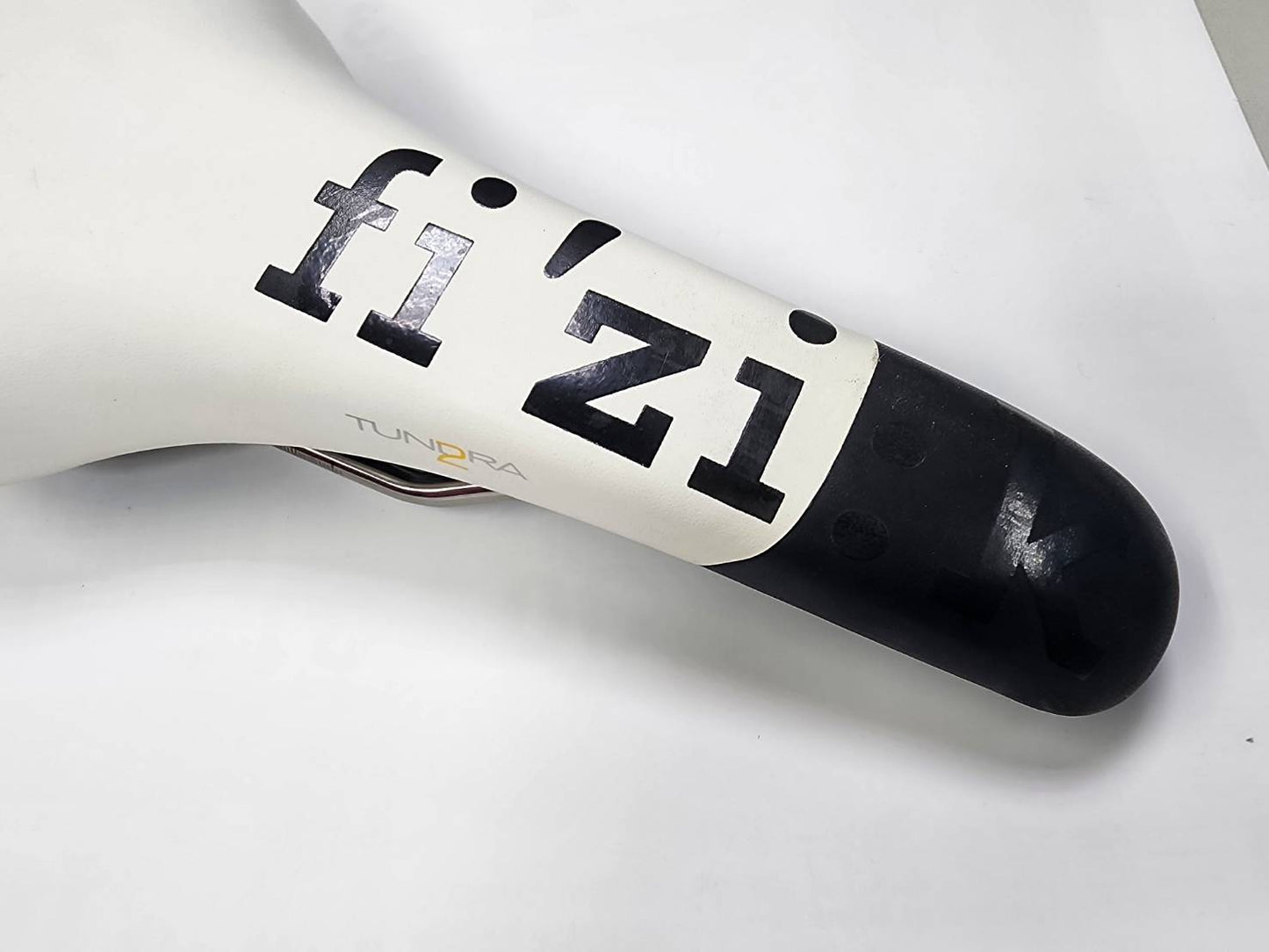 Fizik Tundra 2 Kium Rail Saddle White / Black /Green