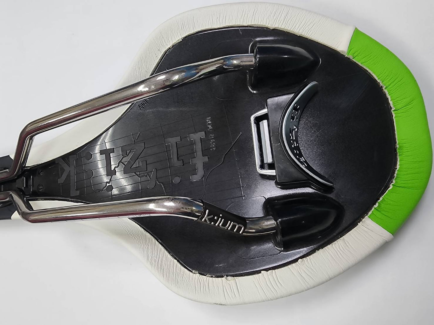 Fizik Tundra 2 Kium Rail Saddle White / Black /Green