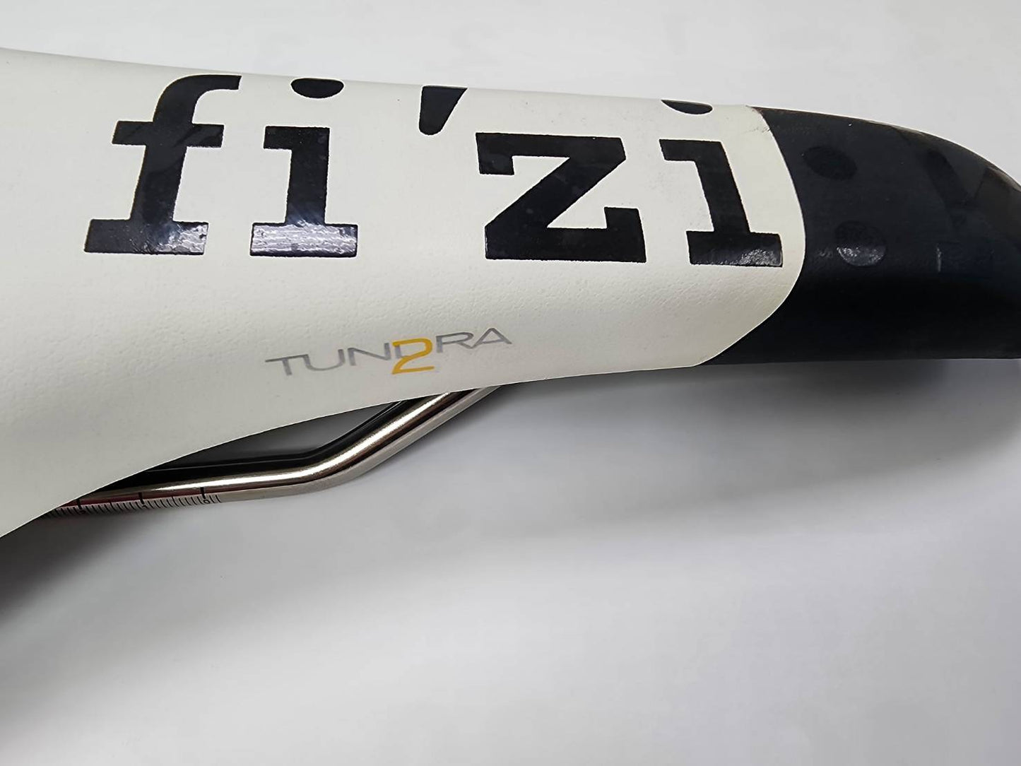 Fizik Tundra 2 Kium Rail Saddle White / Black /Green