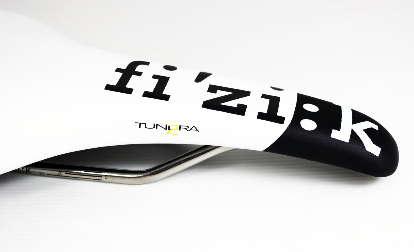 Fizik Tundra 2 Kium Rail Saddle White / Black